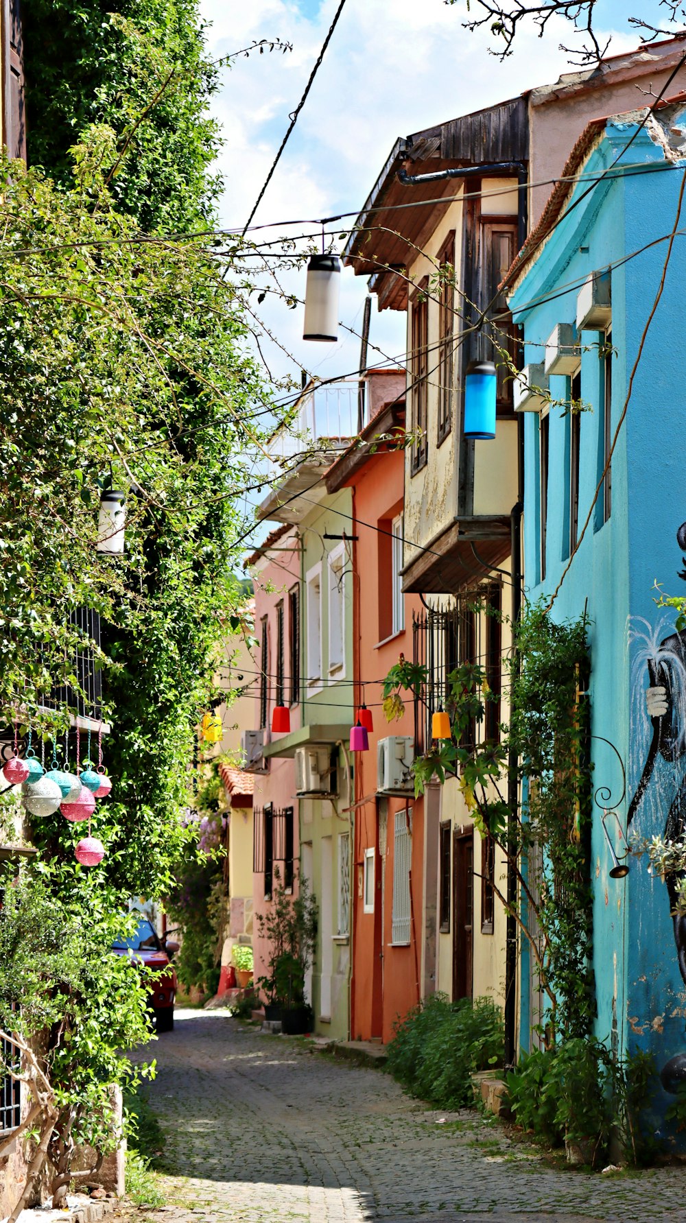 Una calle empedrada bordeada de coloridos edificios