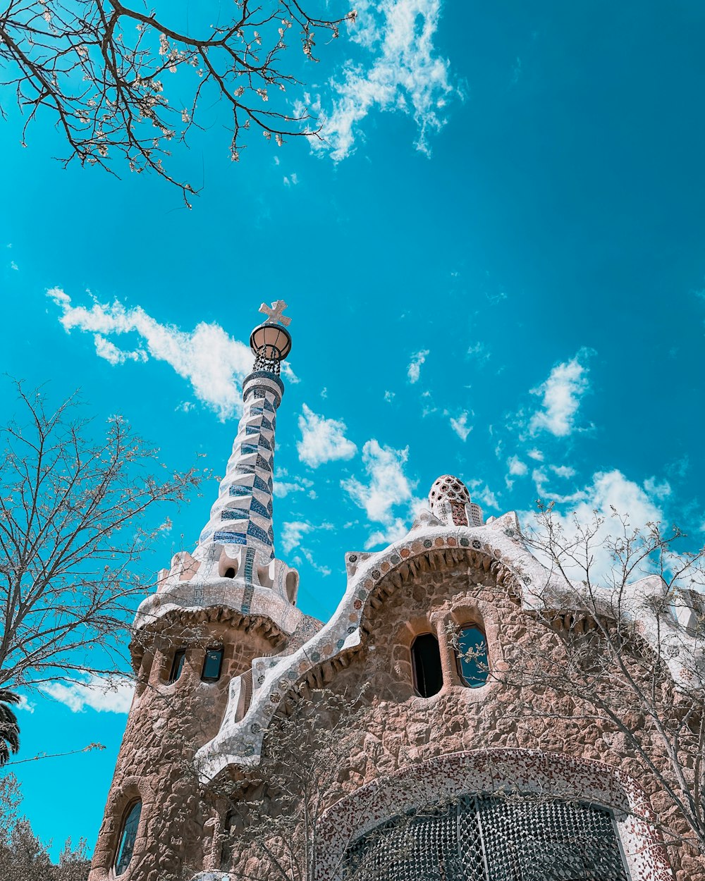 un'alta torre con un orologio in cima