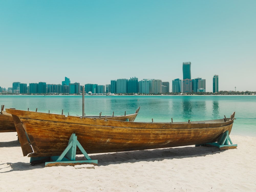 ein Holzboot, das auf einem Sandstrand sitzt