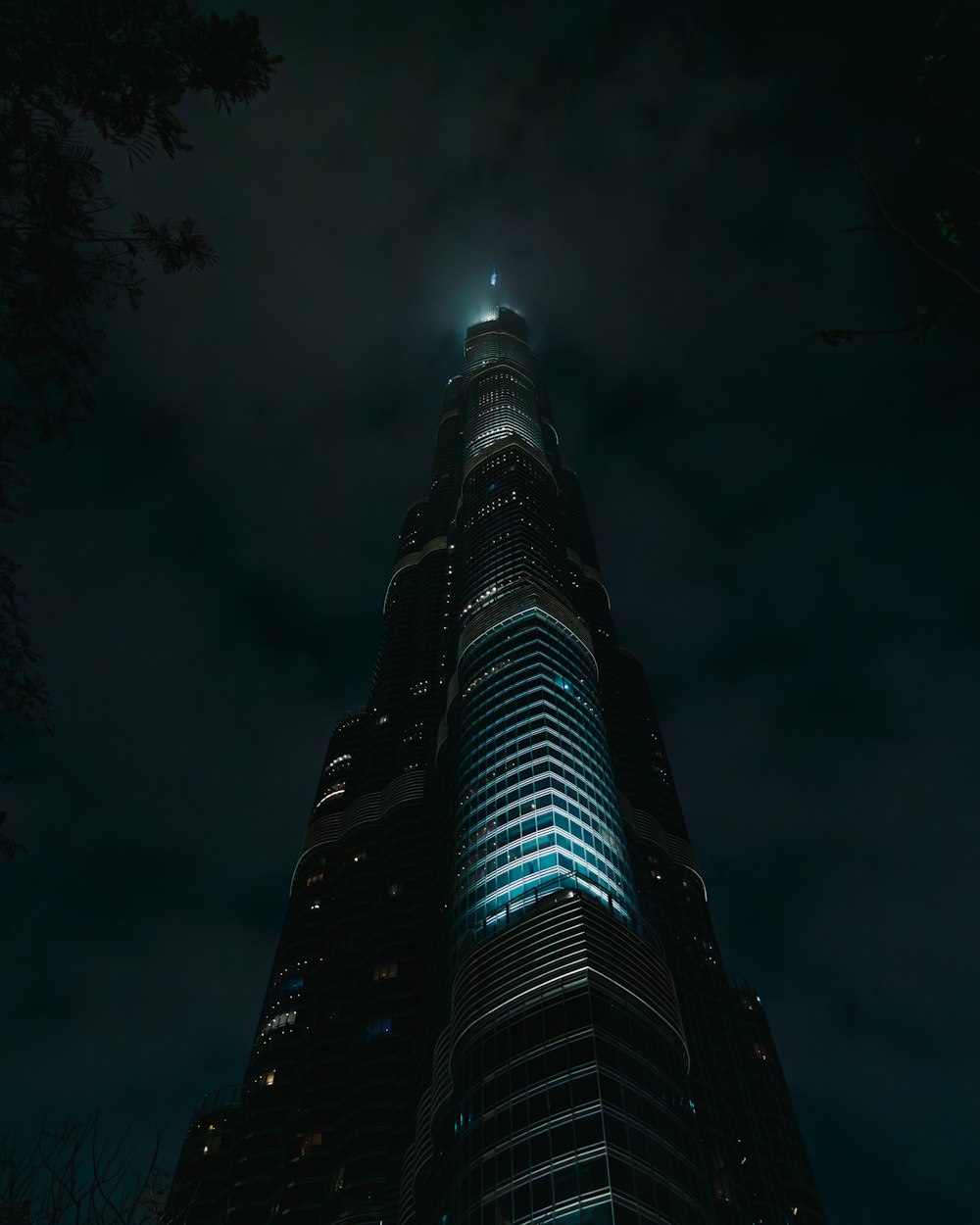 un edificio molto alto illuminato di notte