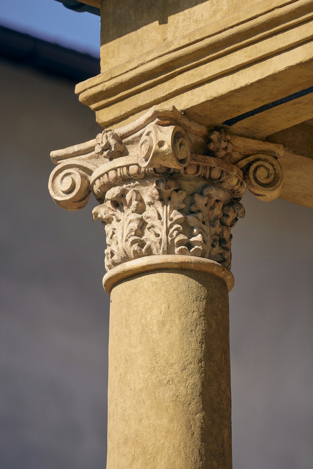 a close up of a pillar with a decorative decoration