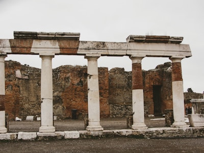Architectural ruins illustrating advanced African engineering techniques.