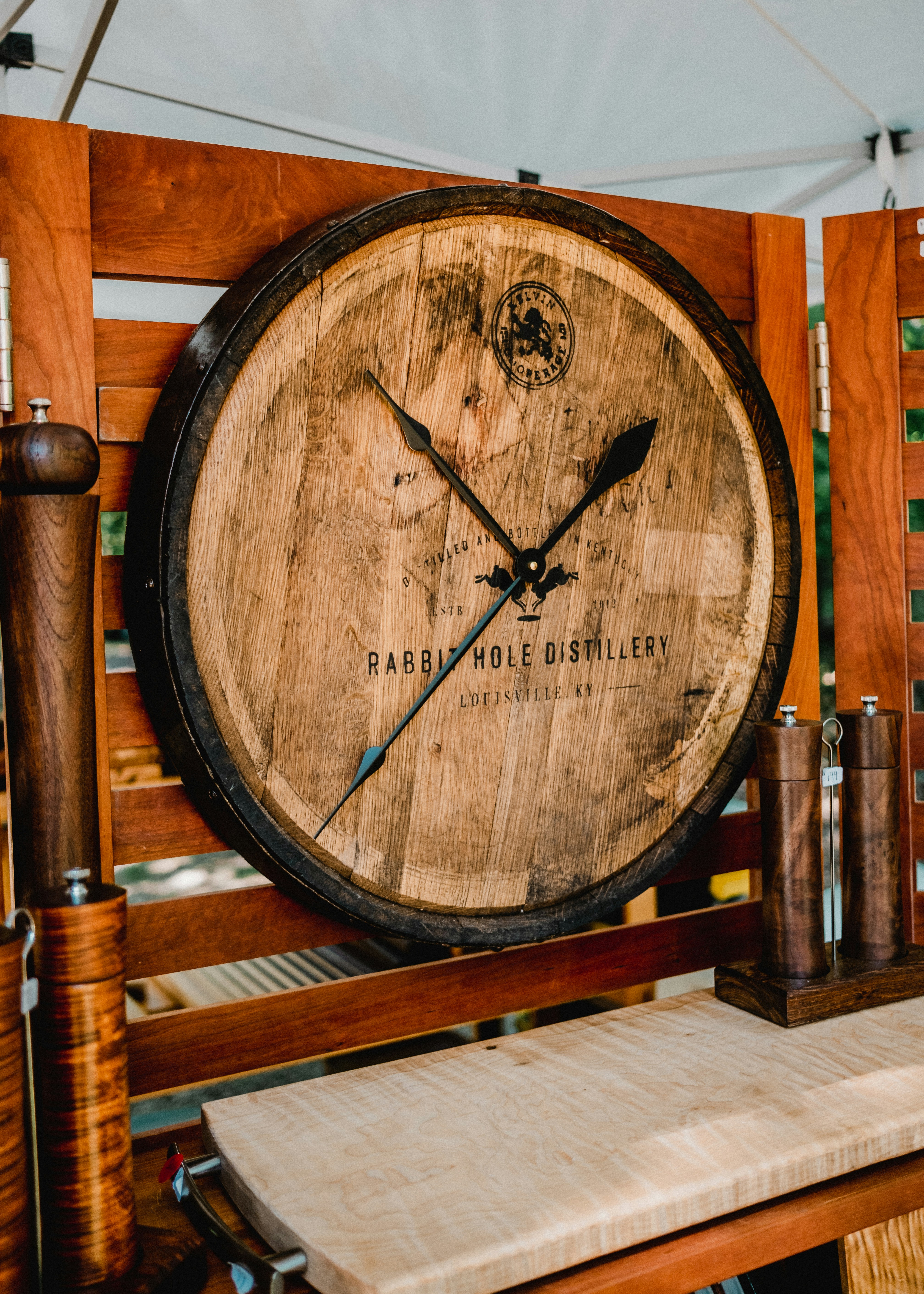 um relógio feito de um barril de madeira