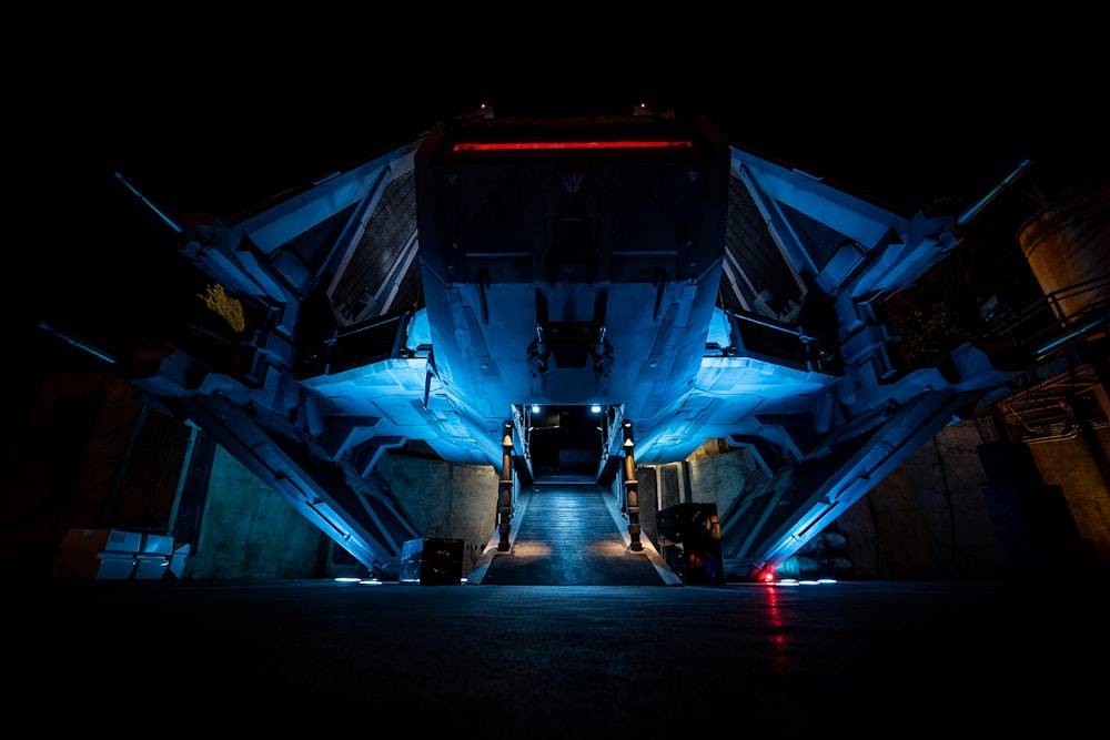 Un gran avión sentado en la parte superior de una pista