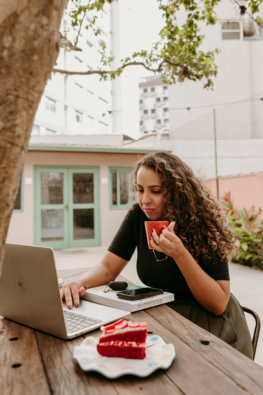 Zelfstandige werkt met een kop koffie aan haar laptop