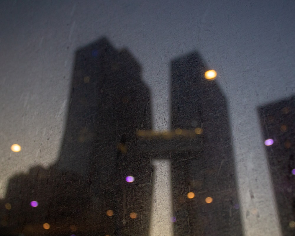 a blurry picture of a city skyline with buildings in the background