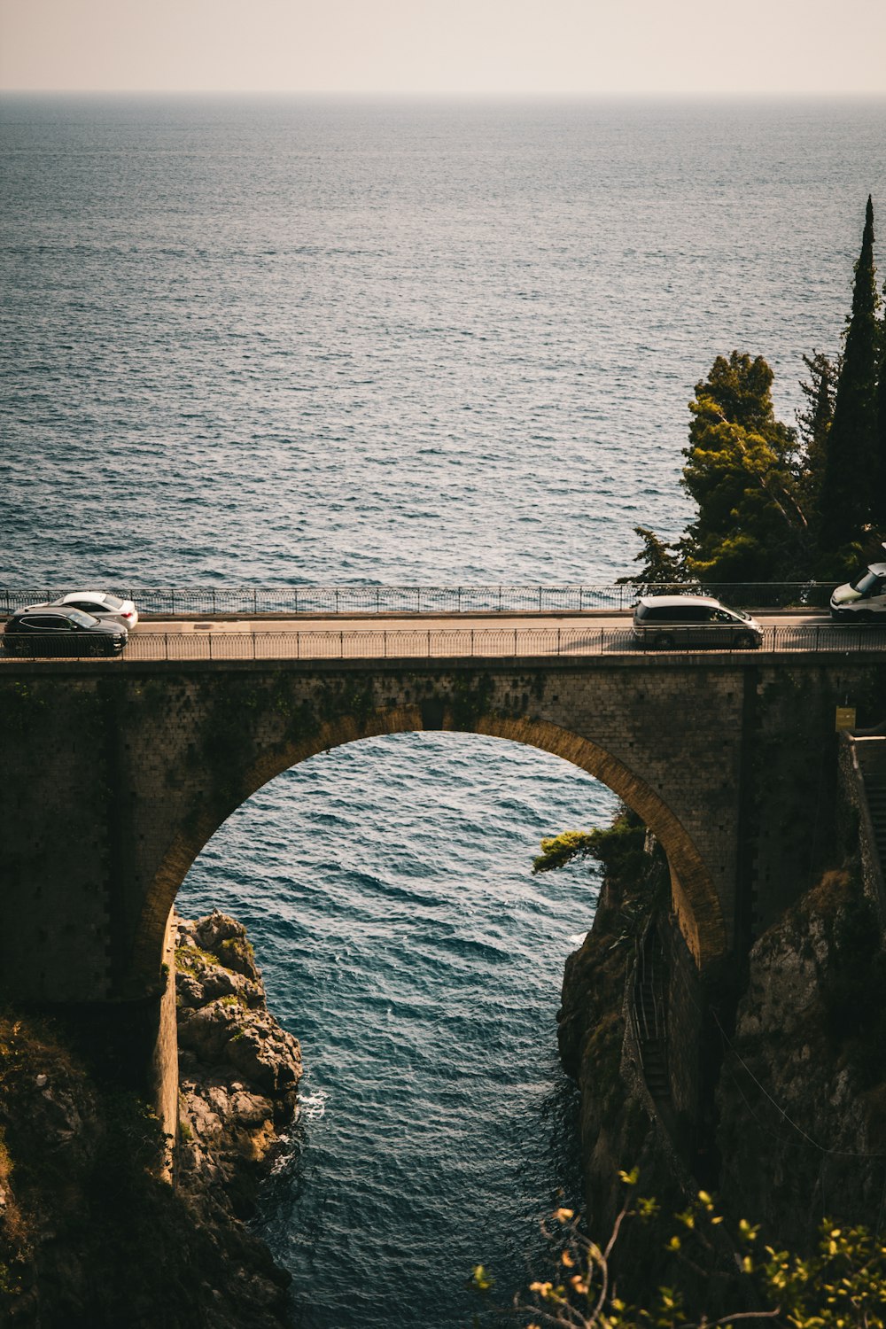 eine Brücke über ein Gewässer mit Autos darauf