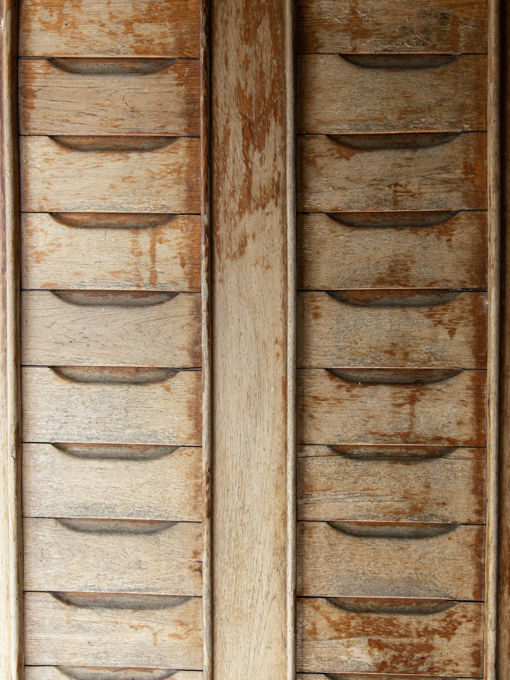 a close up of a wooden wall with a bunch of nails sticking out of it