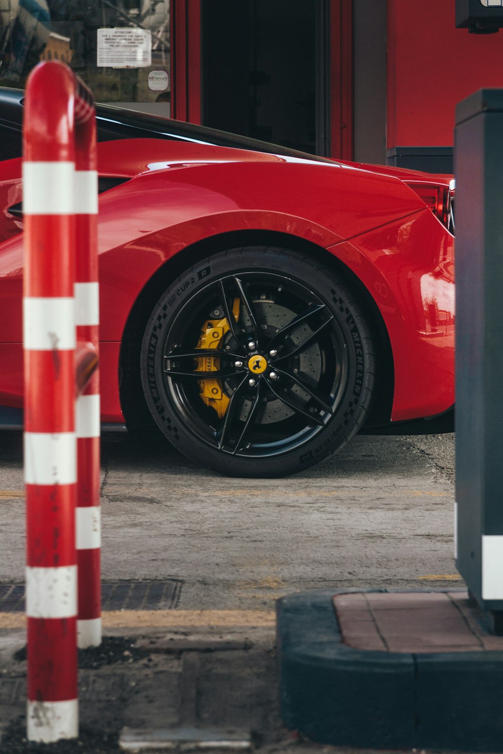 駐車場に停められた赤いスポーツカー