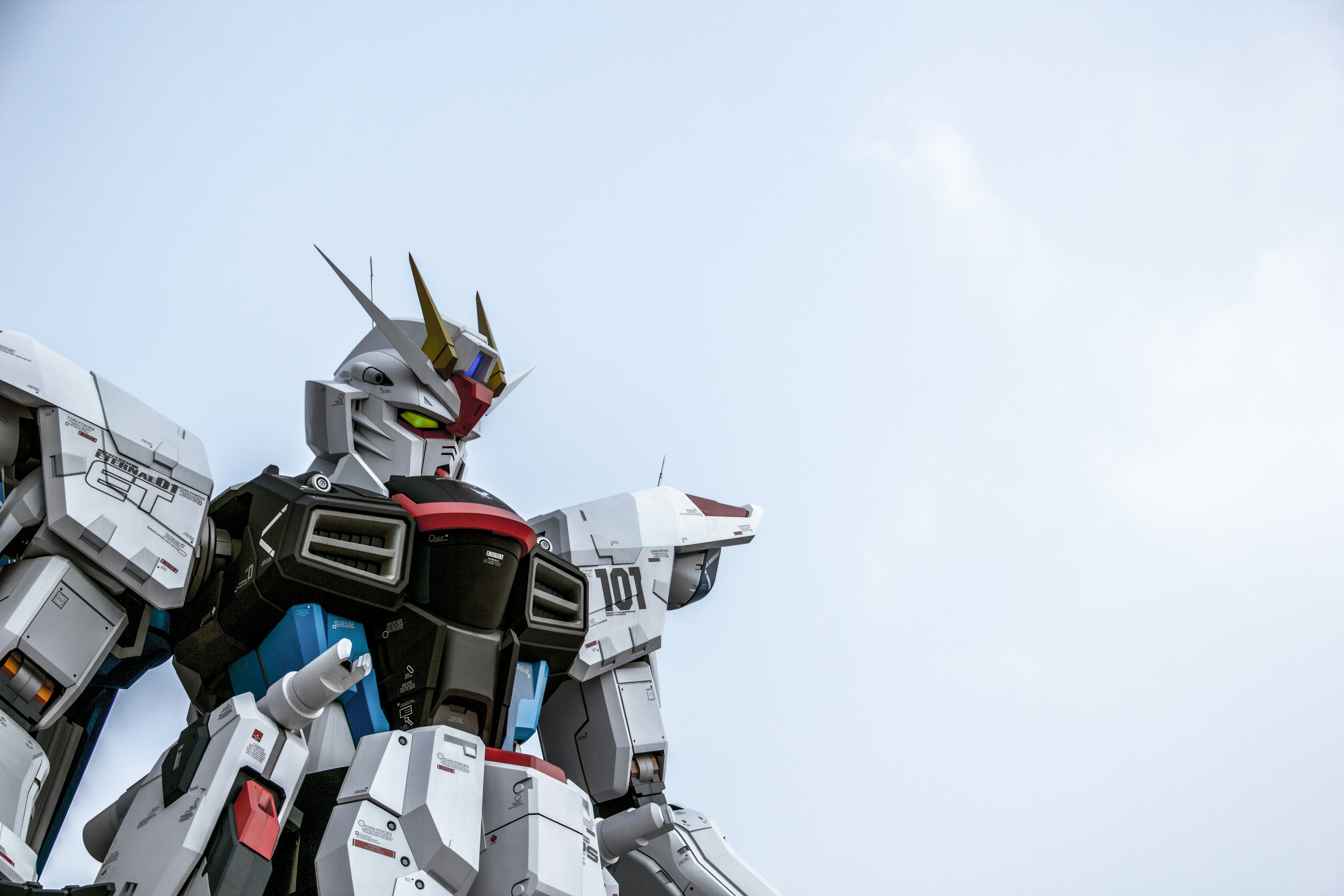 Un robot blanco y negro parado en la cima de una colina