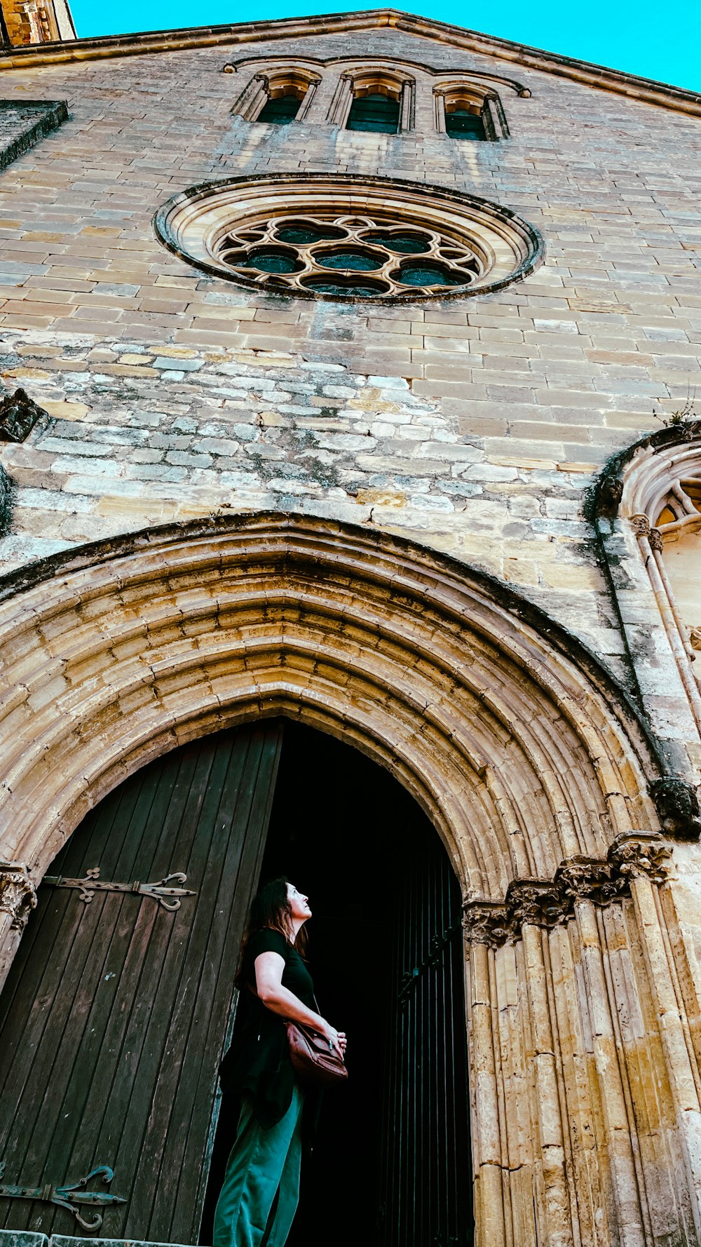 um homem parado em uma porta de uma igreja velha