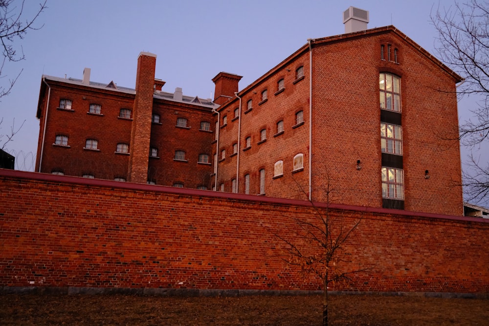 un edificio de ladrillo con una torre del reloj en la parte superior