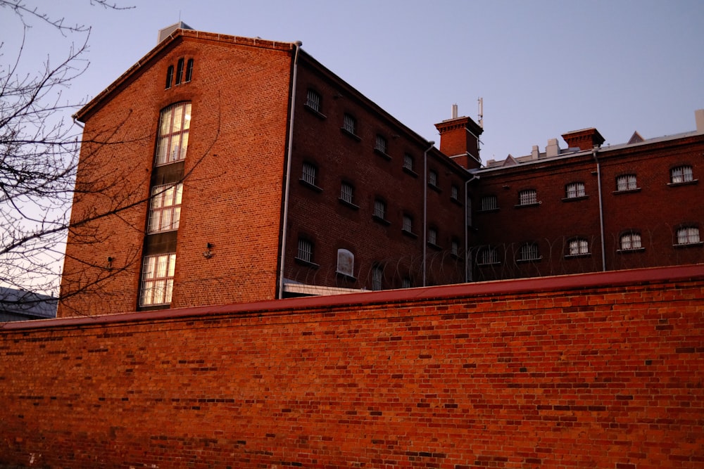 창문과 빨간 울타리가 있는 벽돌 건물
