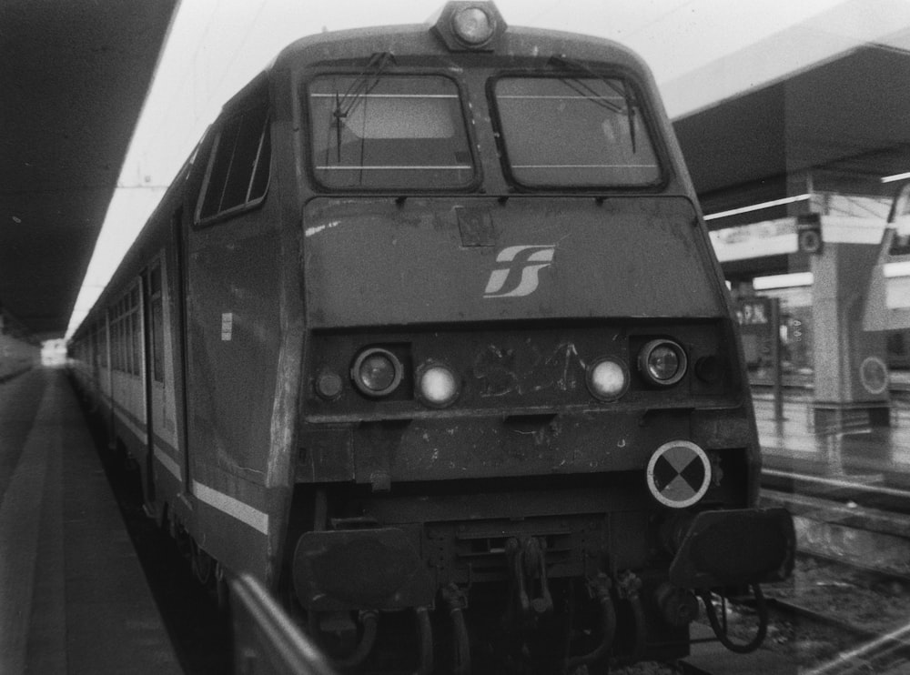 Ein Schwarz-Weiß-Foto eines Zuges an einem Bahnhof