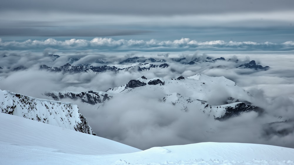 Una vista de una cadena montañosa con nubes en el cielo