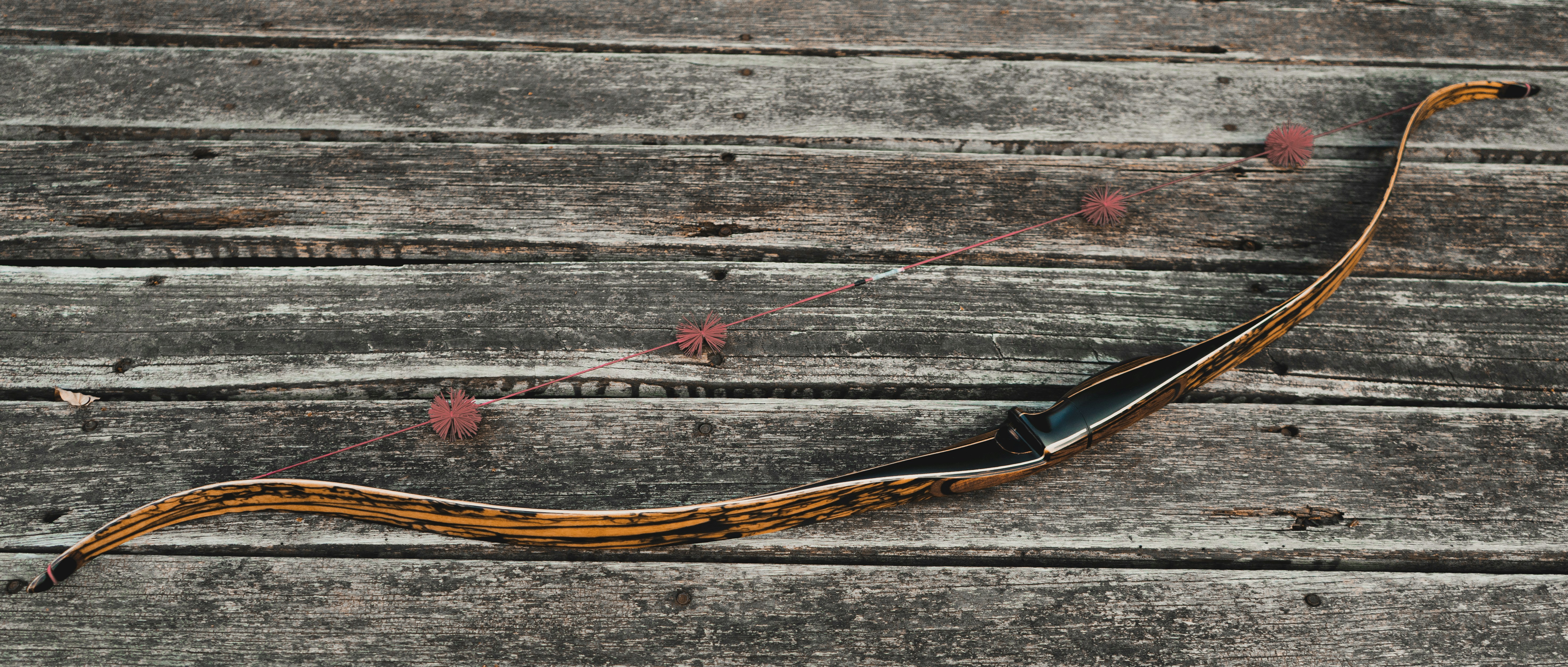 um objeto semelhante a uma cobra em uma superfície de madeira