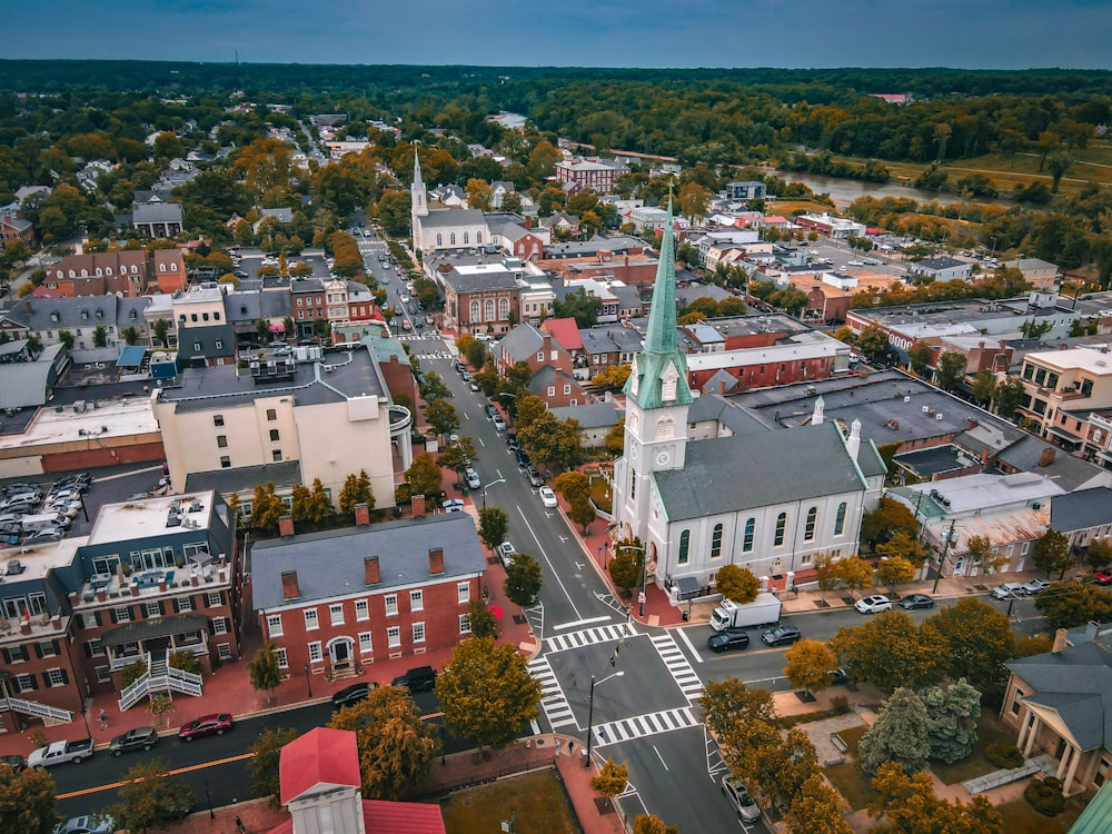 uma vista aérea de uma pequena cidade com uma igreja