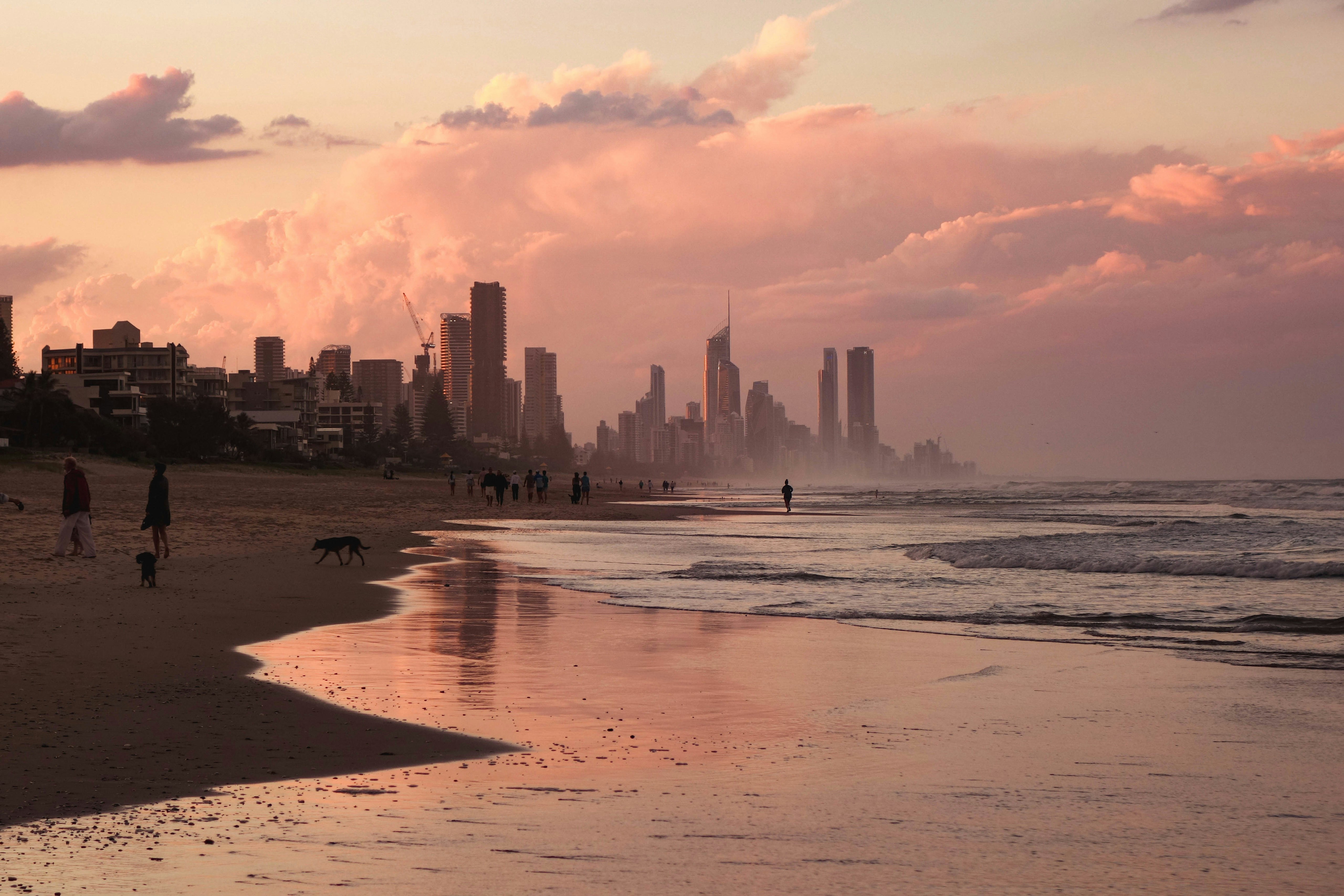 海の隣のビーチを歩く人々のグループ