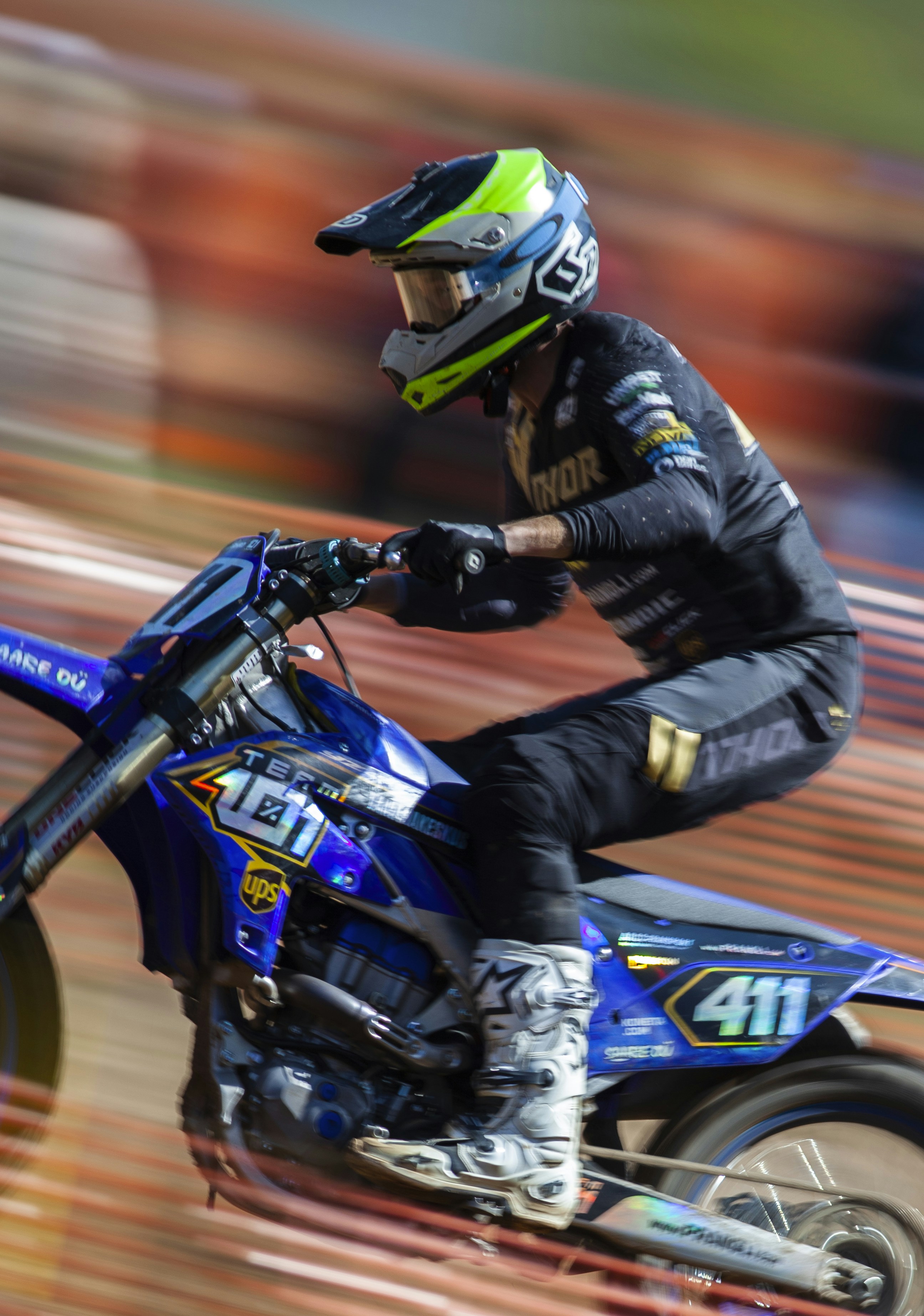 great photo recipe,how to photograph a man riding a dirt bike on a track