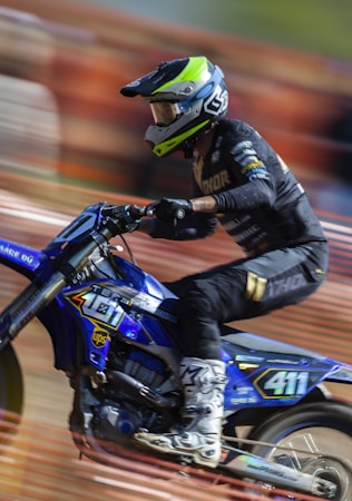 sports photography,how to photograph a man riding a dirt bike on a track