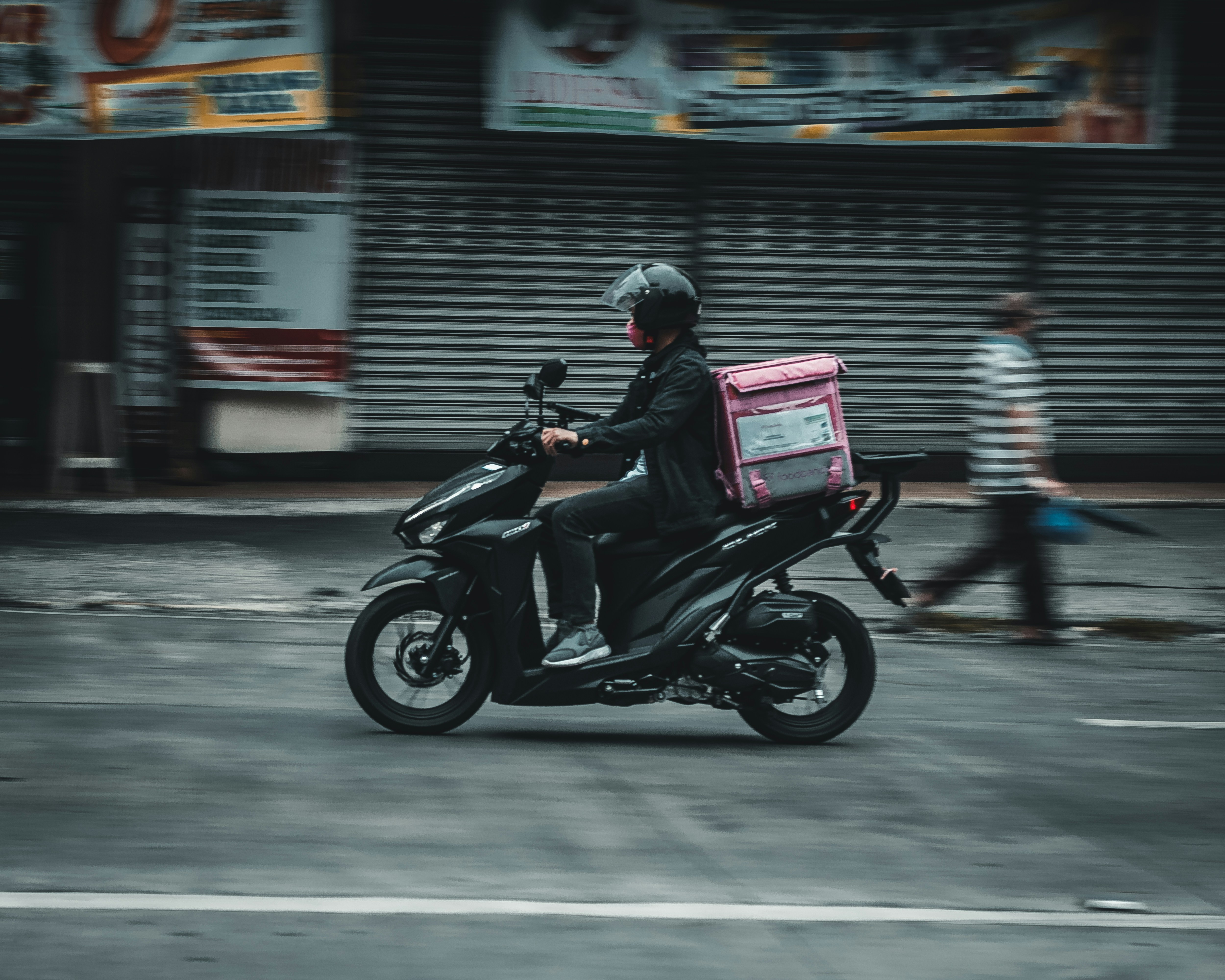 https://images.unsplash.com/photo-1683553170878-049f180627b0?ixid=M3w2MjYzNjJ8MHwxfHNlYXJjaHw5fHxmb29kJTIwZGVsaXZlcnklMjBzZXJ2aWNlfGVufDB8MHx8fDE3ODA5MzkyNTR8MA&ixlib=rb-4.1.0