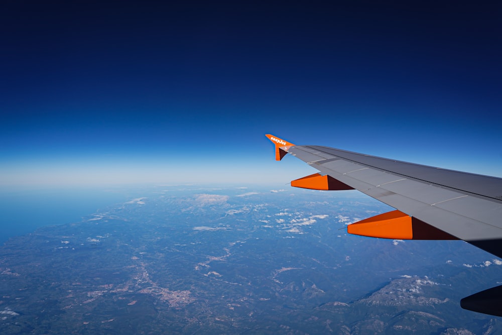 a view of the wing of an airplane in the sky