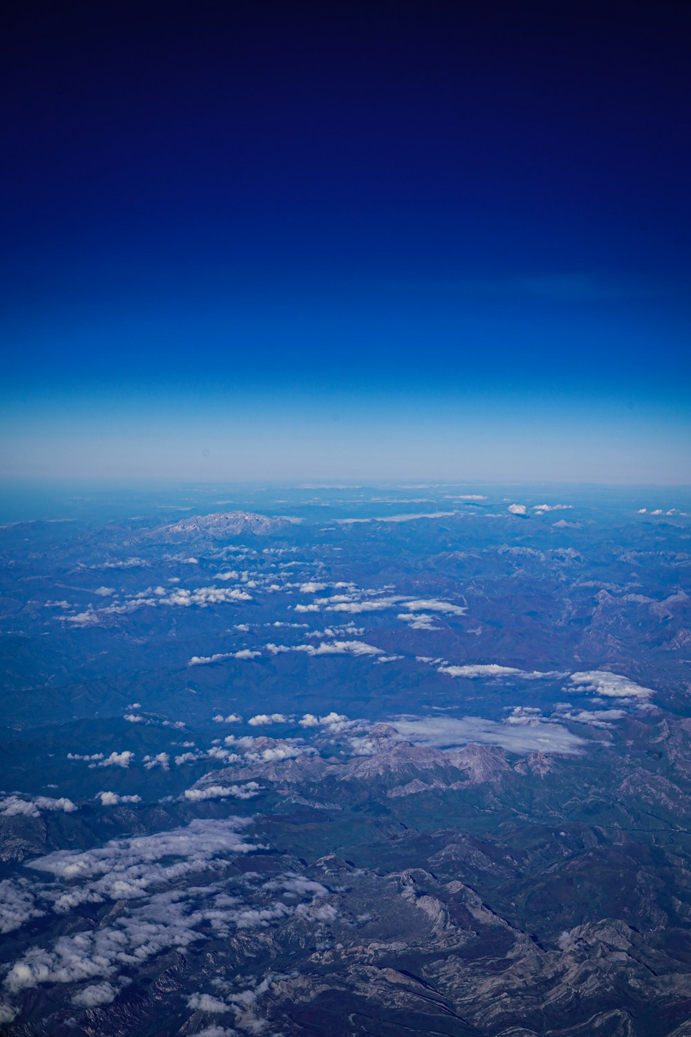 Ein Blick in den Himmel aus einem Flugzeug