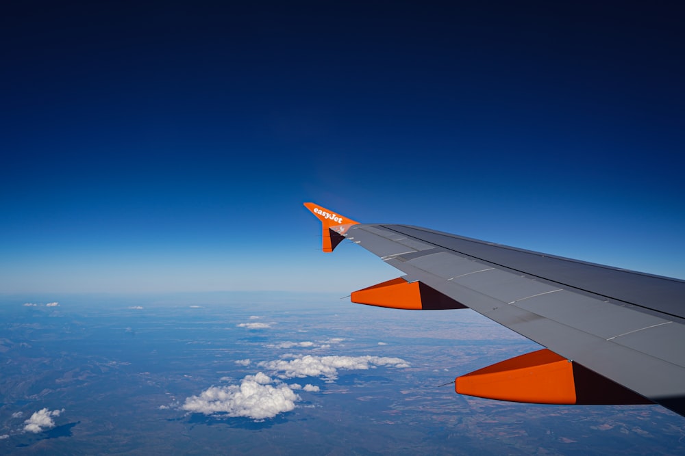 a view of the wing of an airplane in the sky