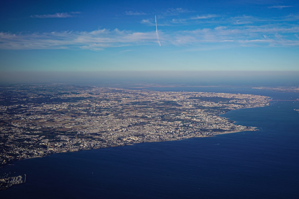 una veduta aerea di una città e di uno specchio d'acqua