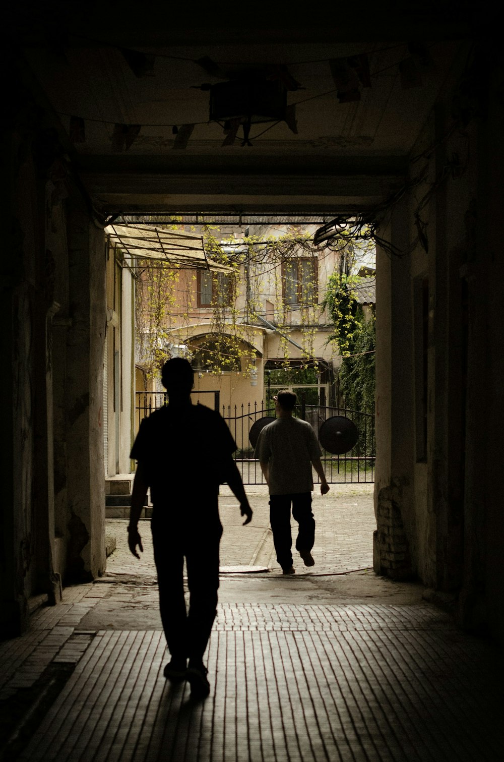 um casal de homens caminhando por um corredor