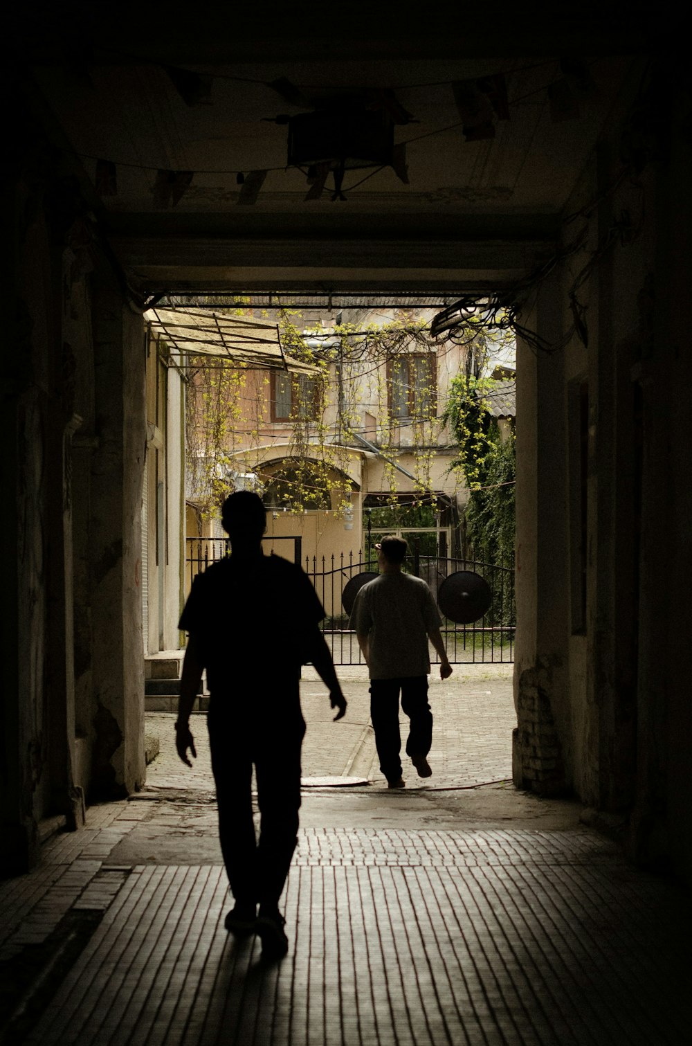 Un couple d’hommes marchant dans un couloir