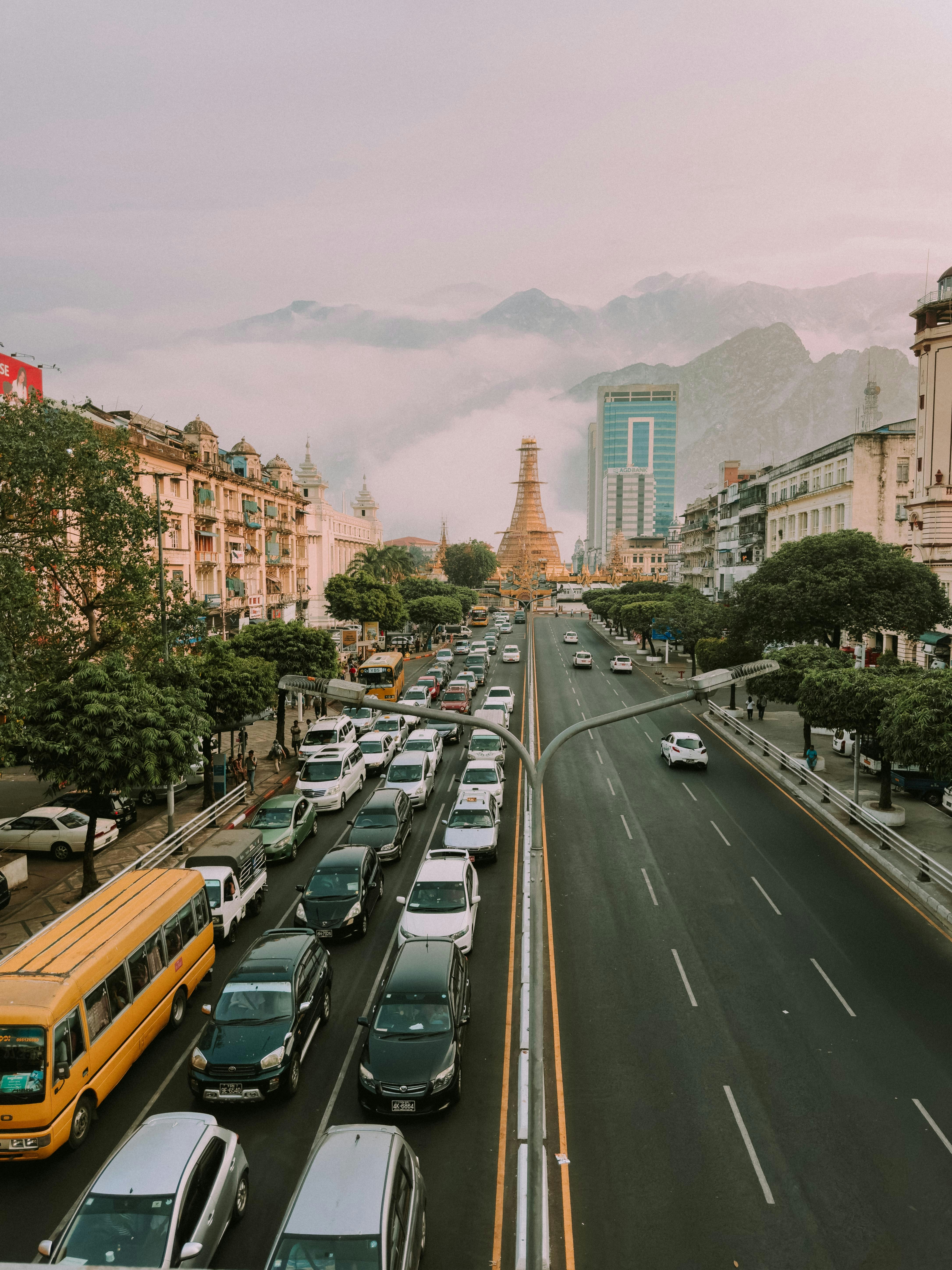 Una calle llena de mucho tráfico junto a edificios altos