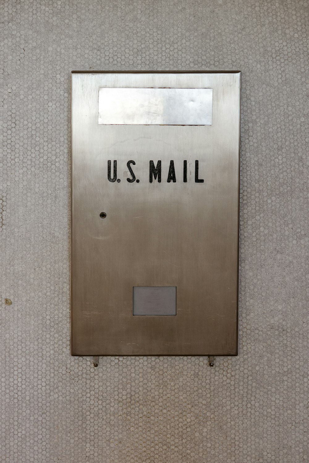 Una cassetta postale di metallo con una posta statunitense su di essa