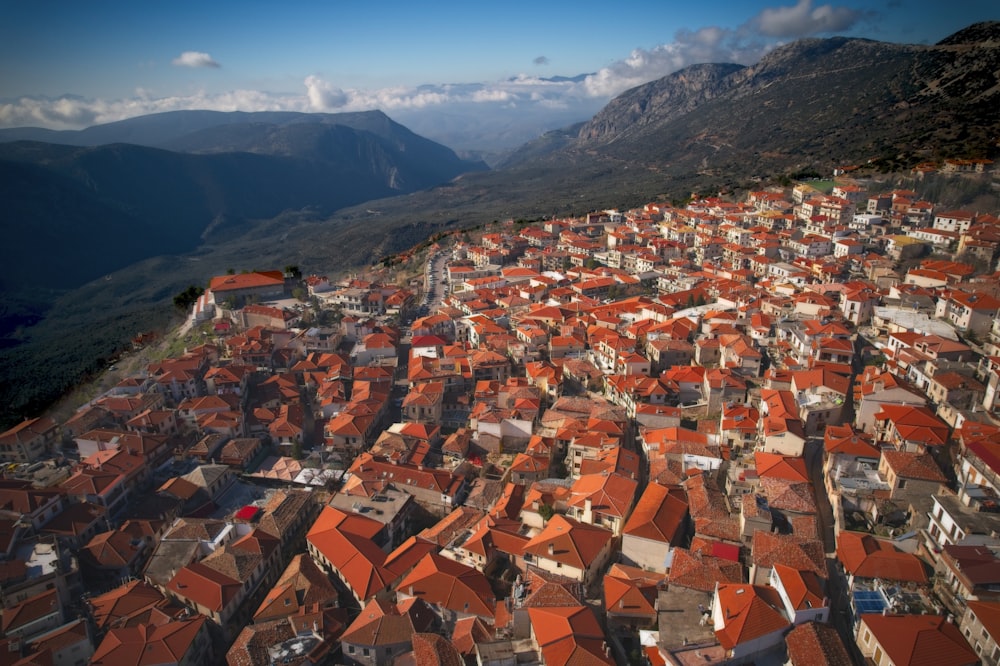 uma vista aérea de uma cidade com montanhas ao fundo