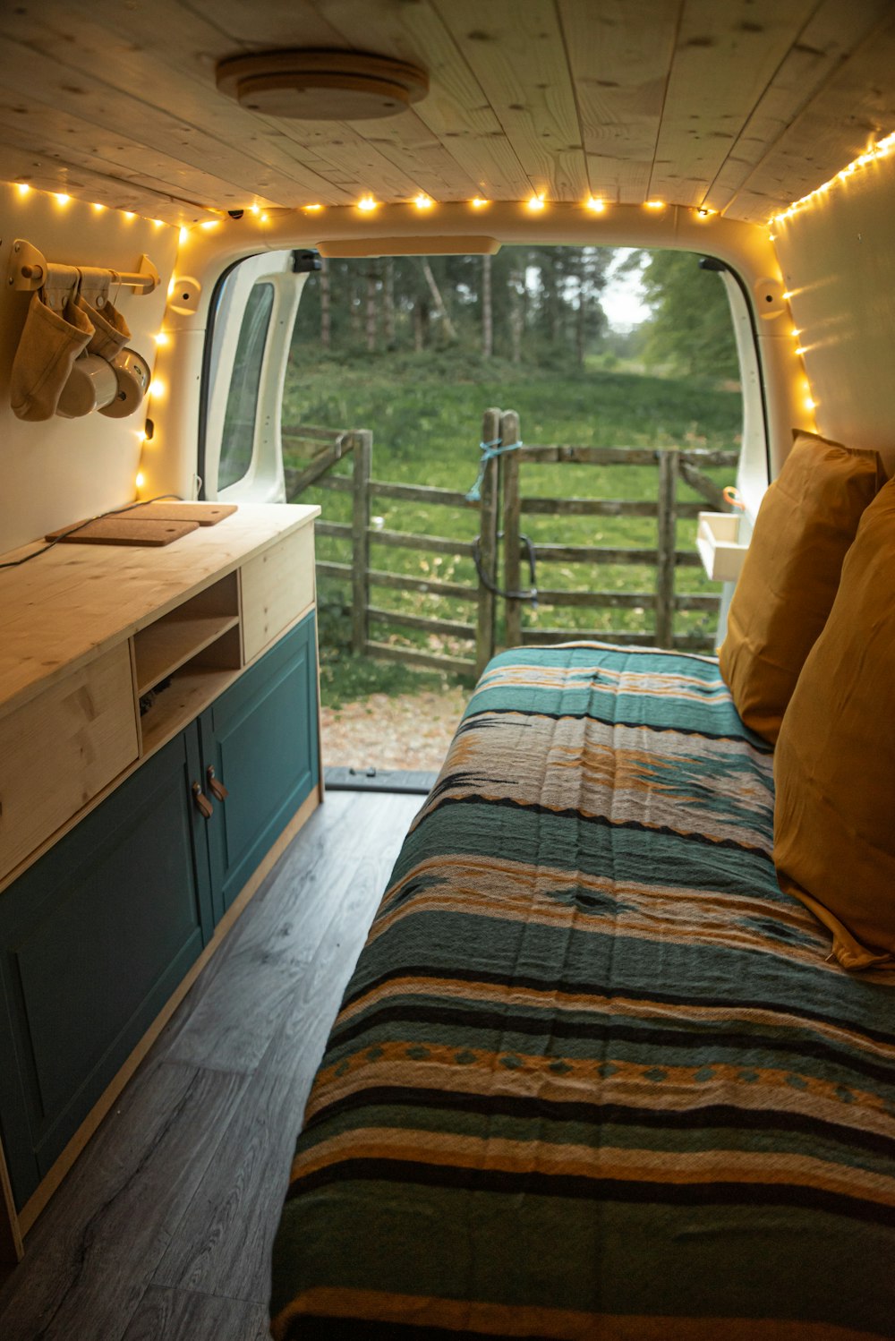 un dormitorio con una cama y una ventana