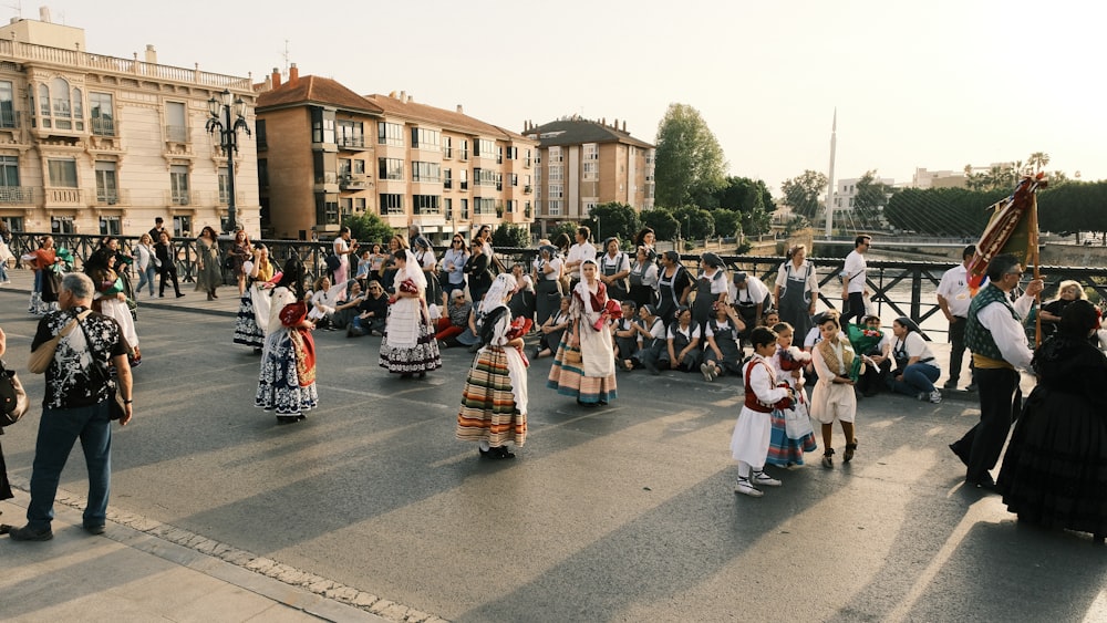 eine Gruppe von Menschen, die über eine Straße gehen