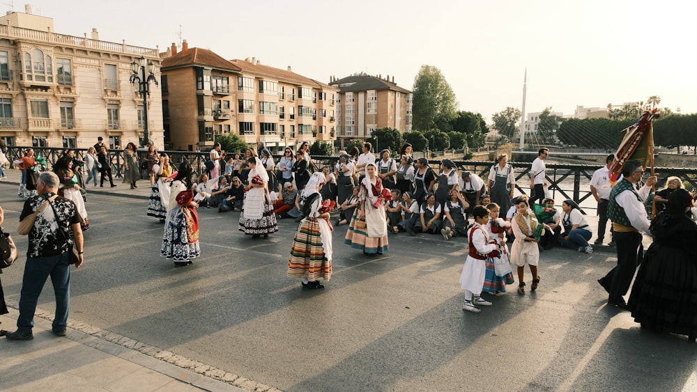 un groupe de personnes traversant une rue