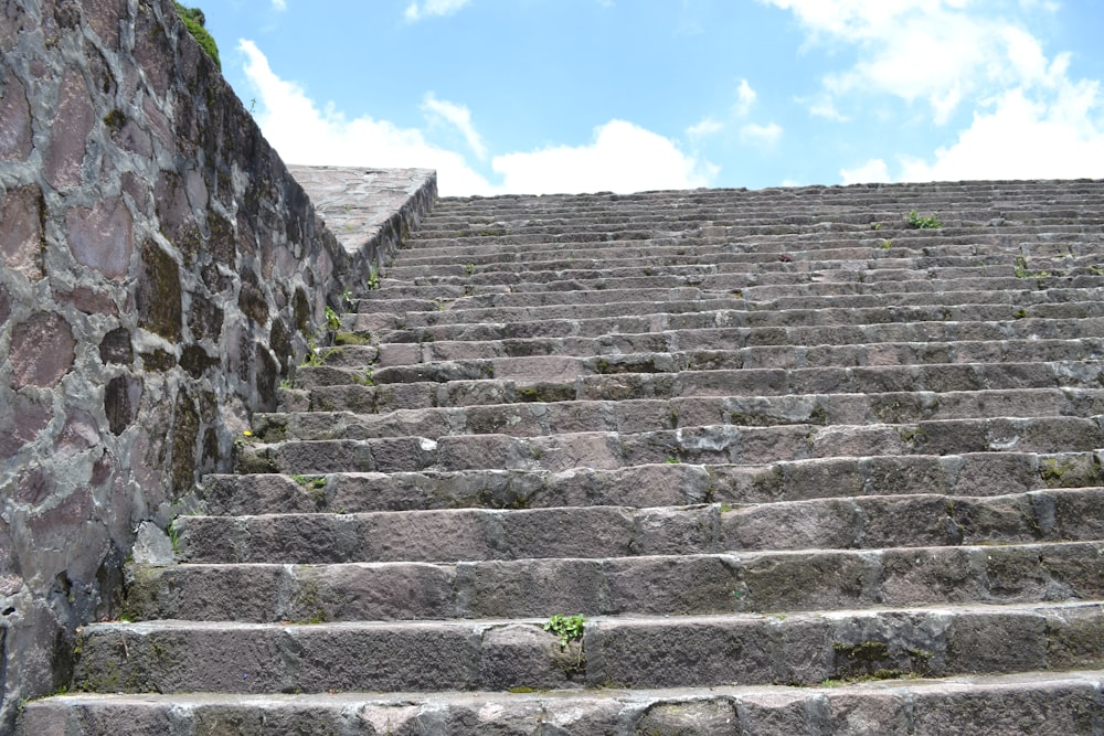 Un montón de escalones de piedra que están uno al lado del otro