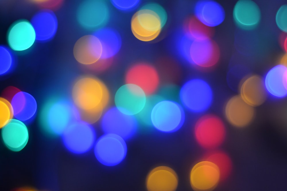 Una foto sfocata di luci colorate nel buio foto – Luce Immagine gratuita su  Unsplash