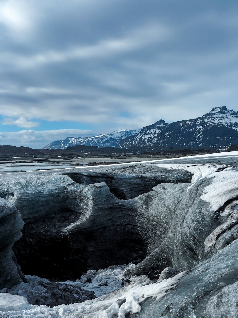 Un fiume ghiacciato con le montagne sullo sfondo