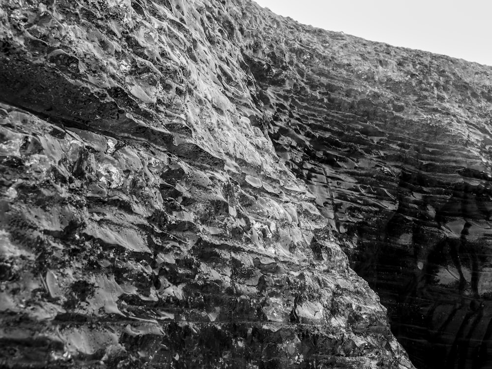 Una foto in bianco e nero di un muro di pietra