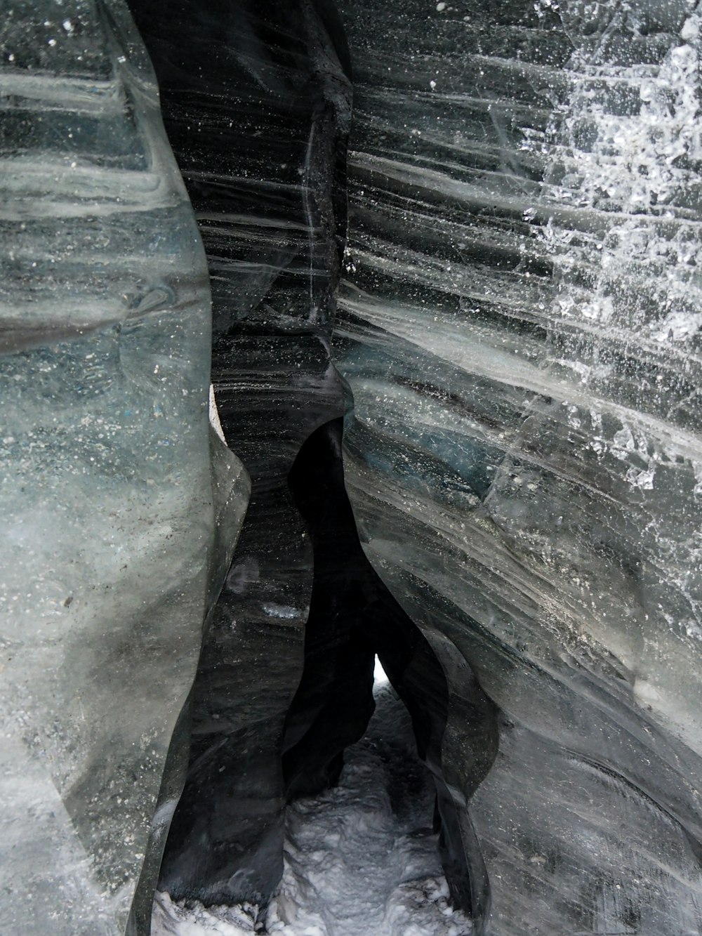 氷の洞窟の真ん中に立っている人