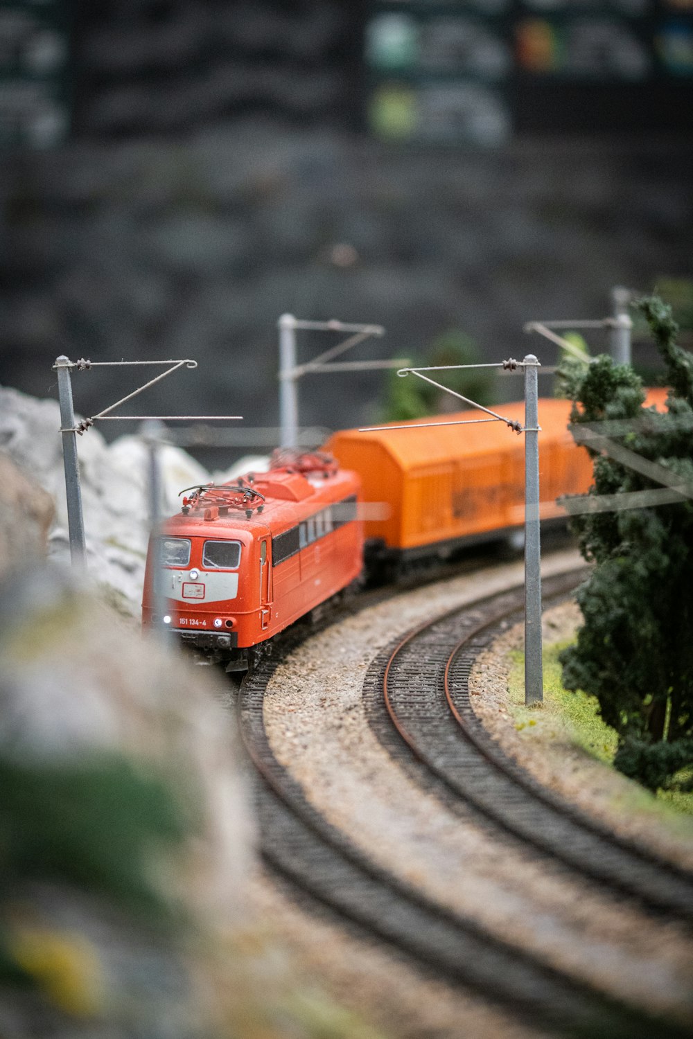 Un train jouet descend les voies ferrées