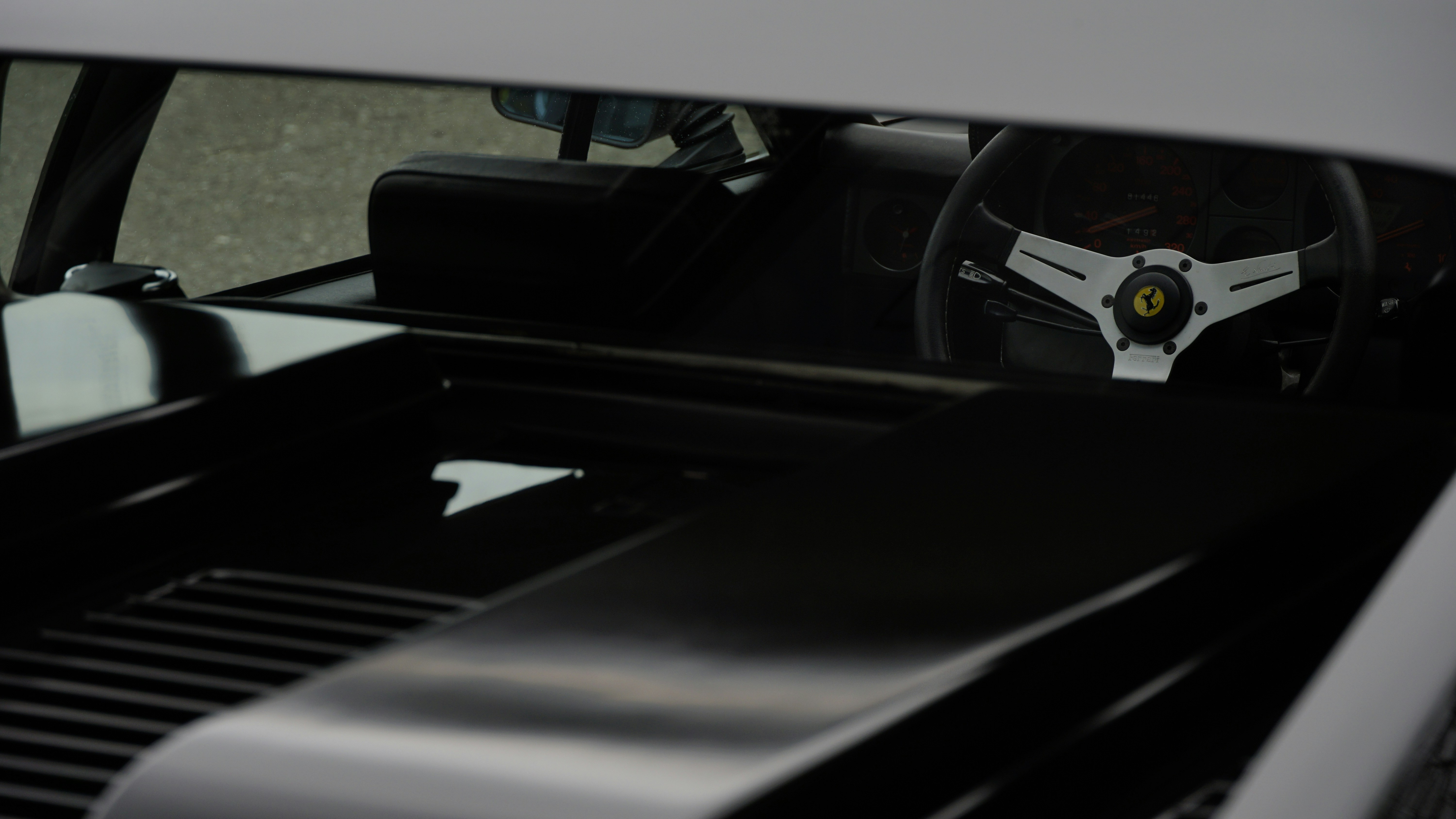 Digital battery gauge showing state of charge in an electric car