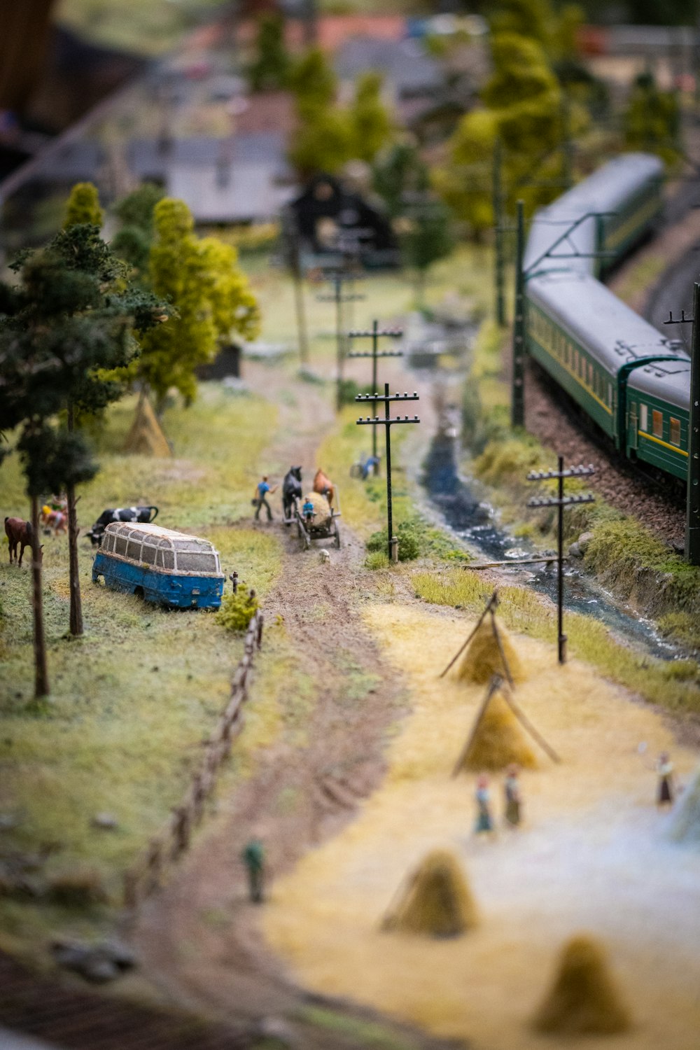 Ein Modell eines Bahnhofs mit einem Zug auf den Gleisen
