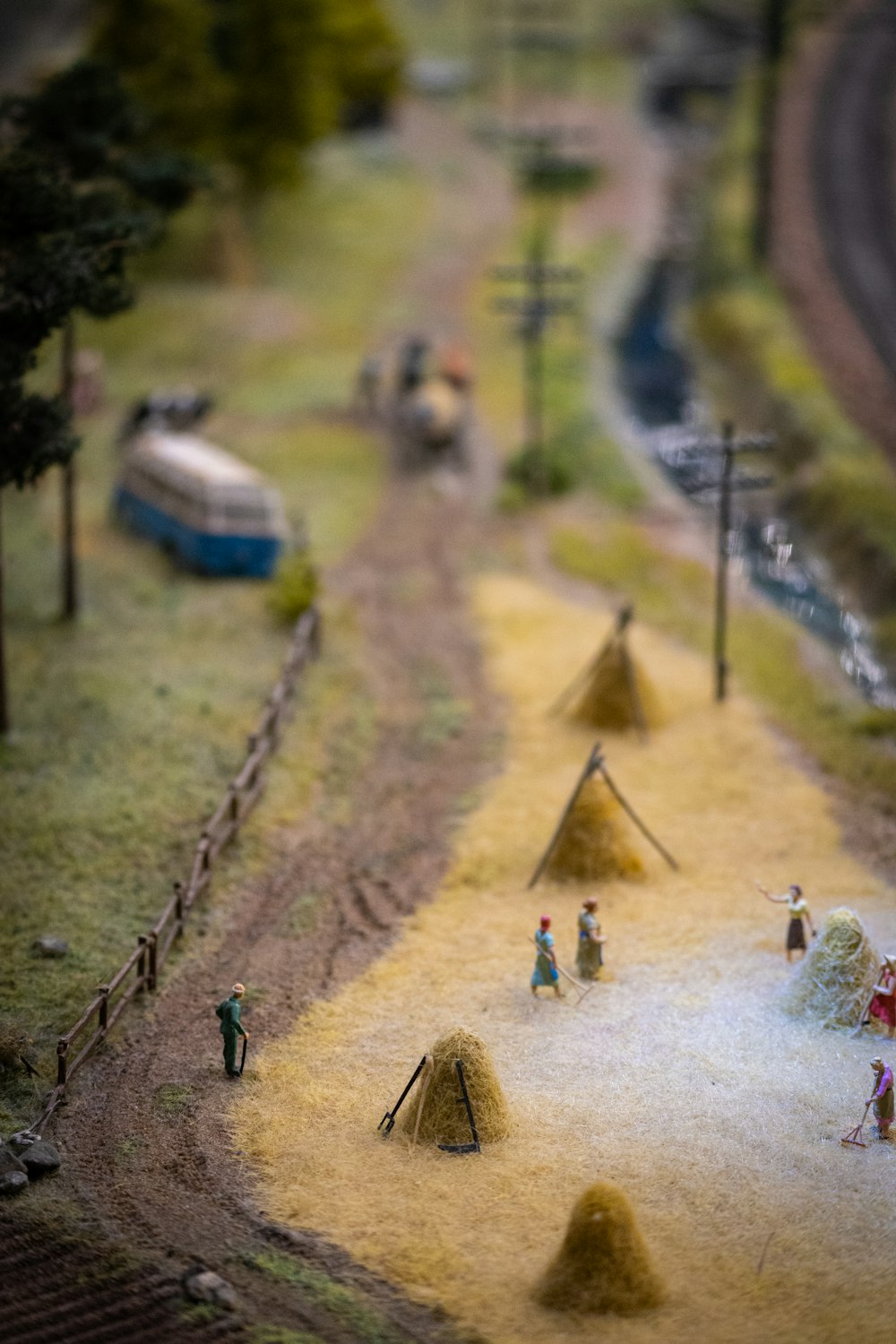 Ein Modell eines Bahnhofs mit Menschen und einem Zug