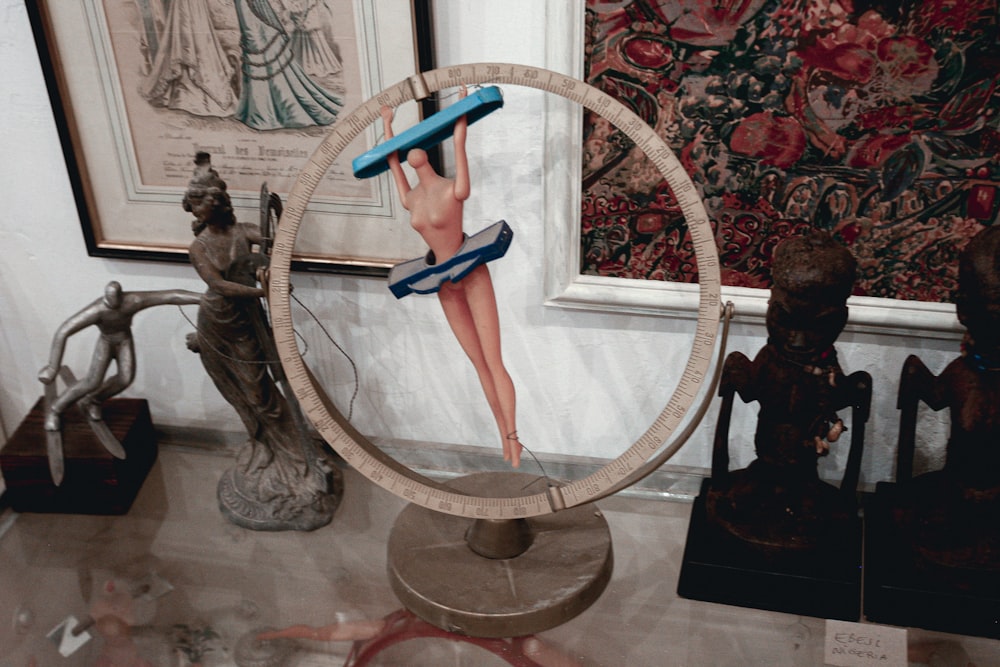 eine Skulptur einer Frau in einem Kreis, die eine Schere hält