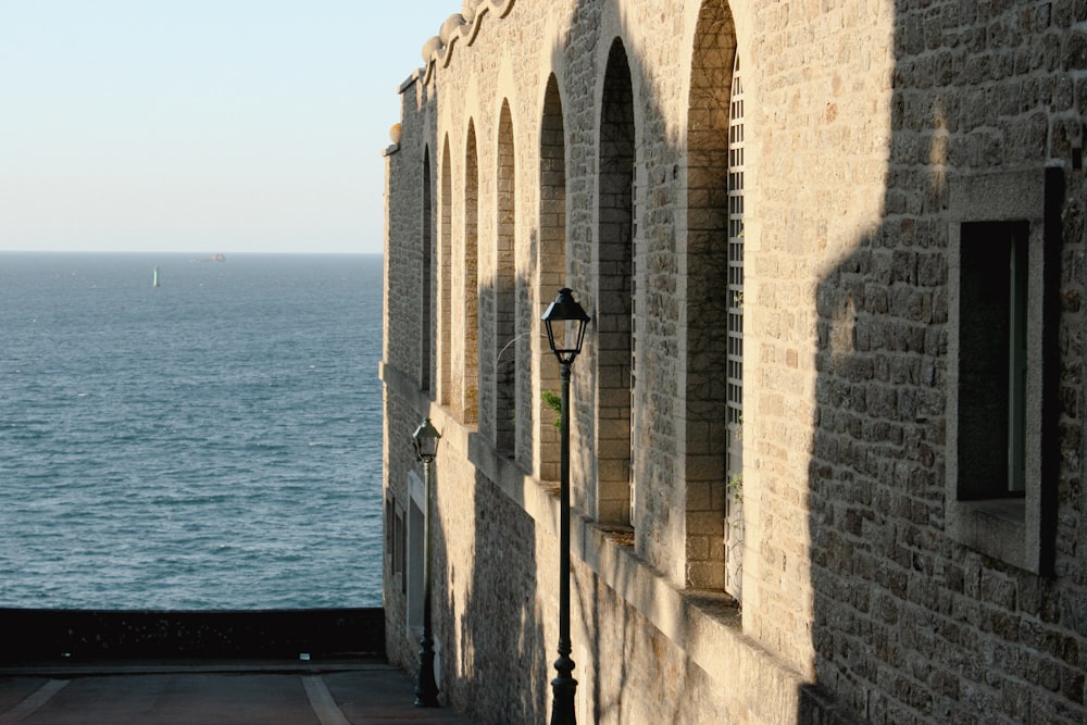 Una vista dell'oceano da un edificio in pietra