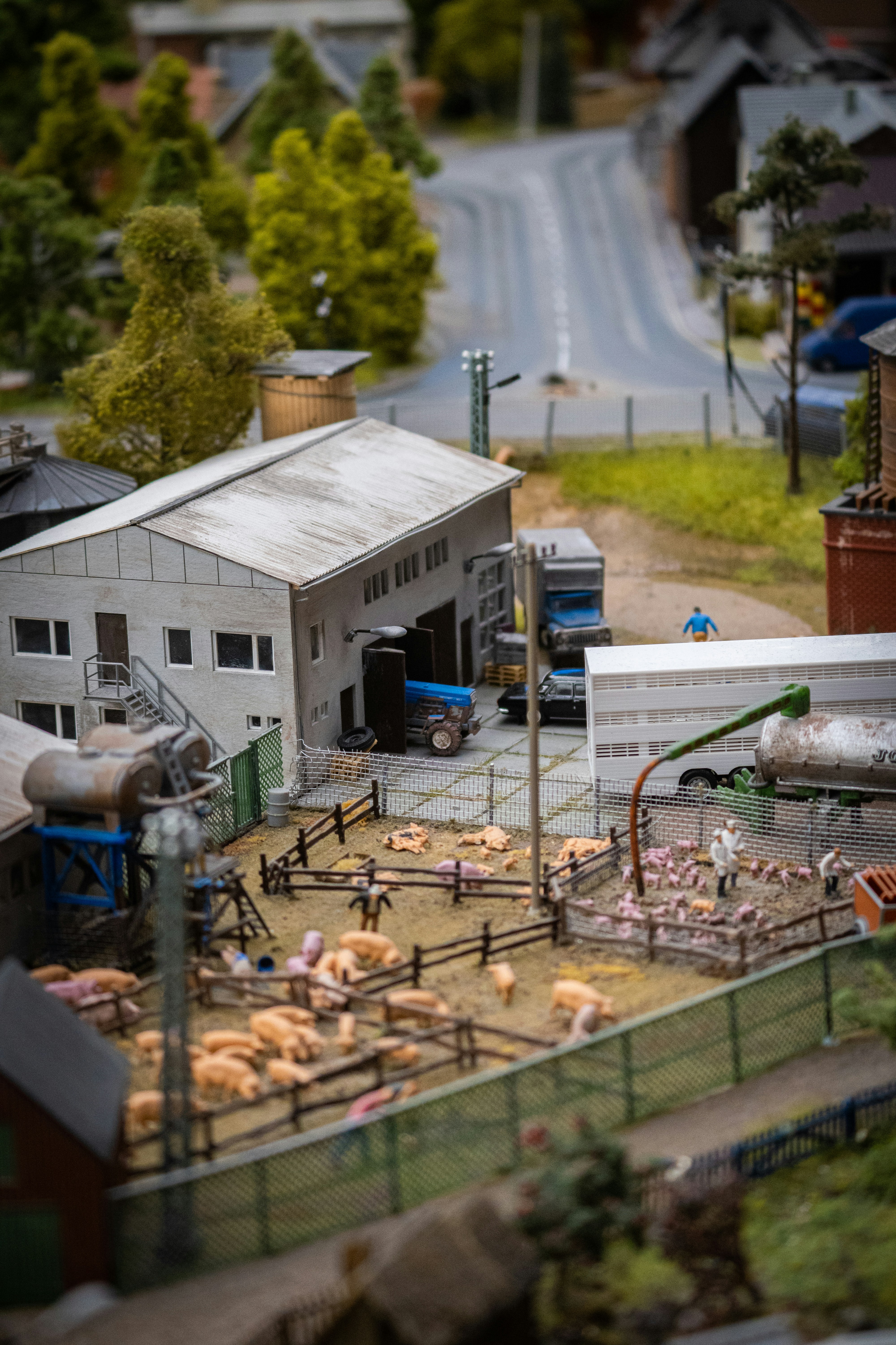 A model of a farm with animals in a fenced in area photo – Free Museum ...