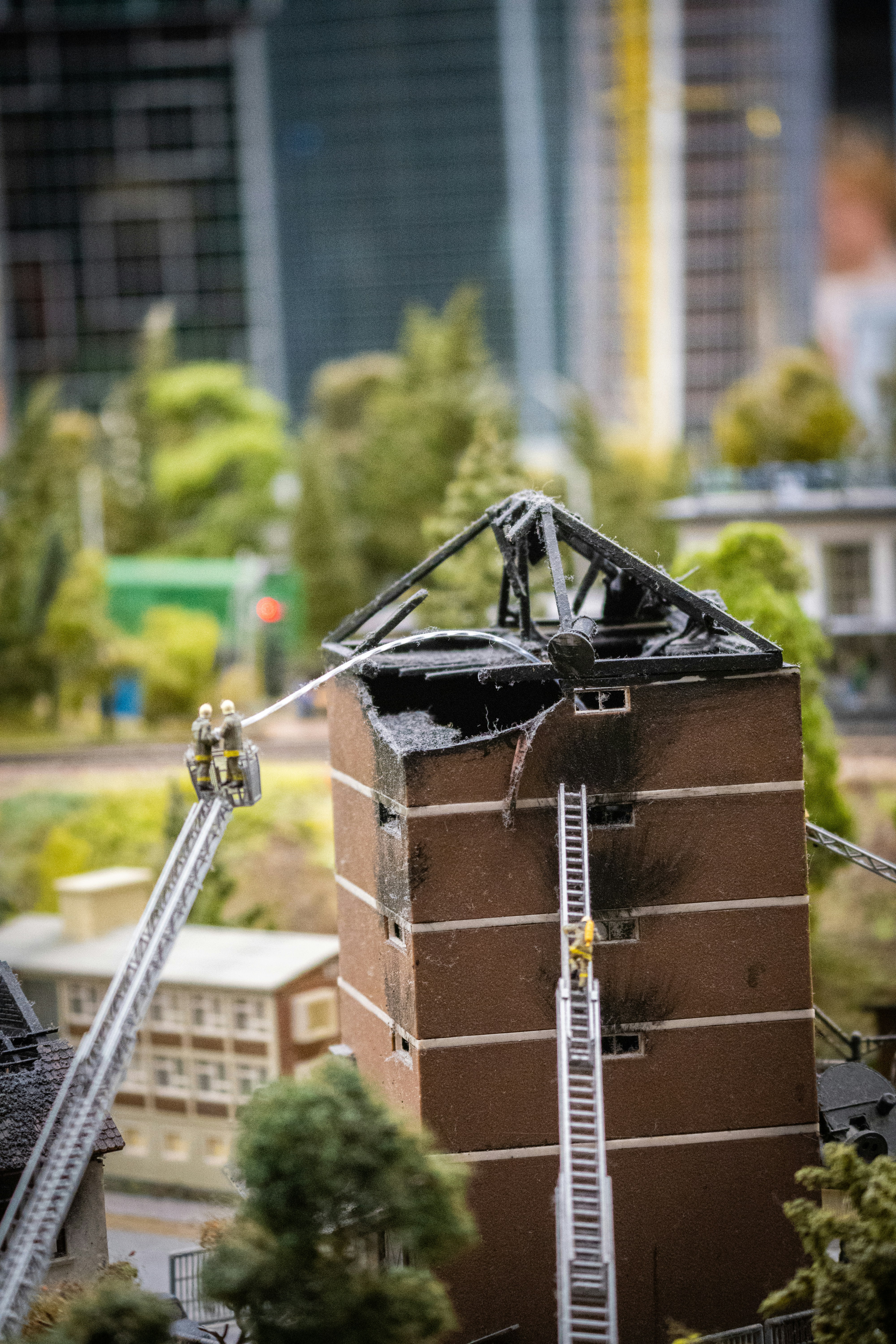 Effective Data Pruning Strategies to Avoid Model Collapse